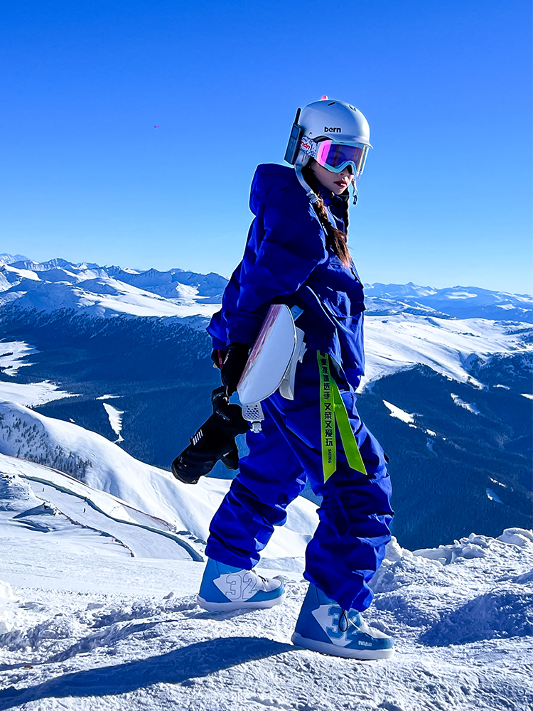 A new 2023 double-board white man and woman with a velvet-ski coat