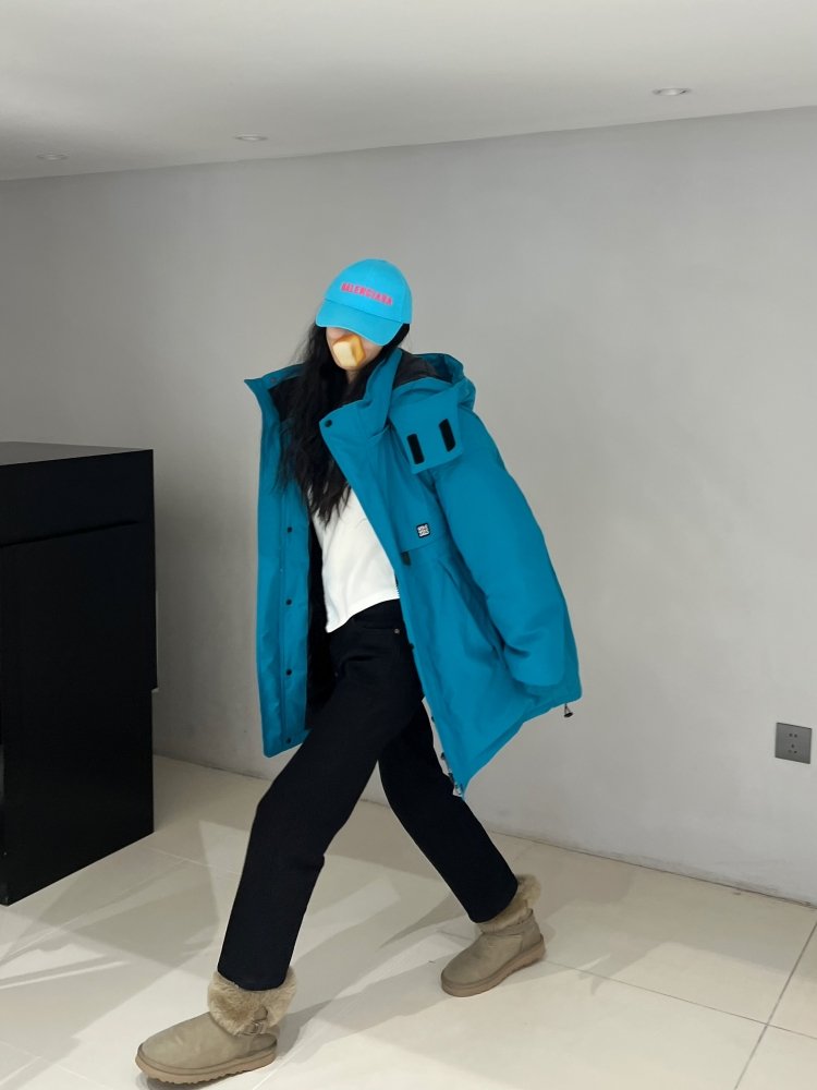 I'm delighted to see the new 2024 winter velvet dress for men and women dressed in exterior scooter suits