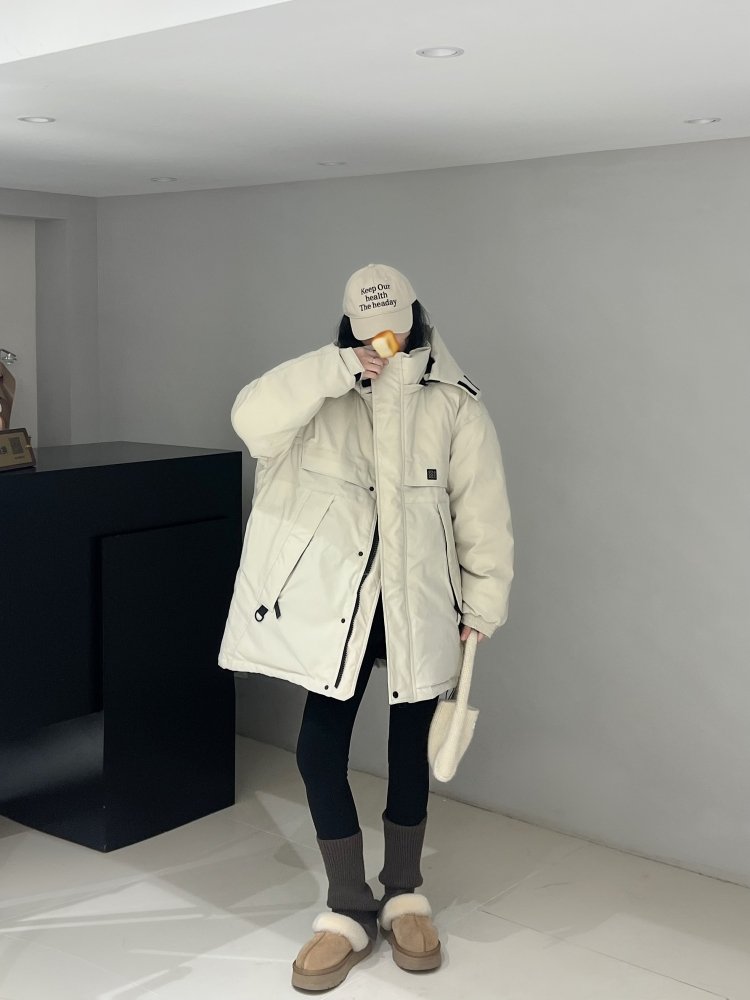 I'm delighted to see the new 2024 winter velvet dress for men and women dressed in exterior scooter suits