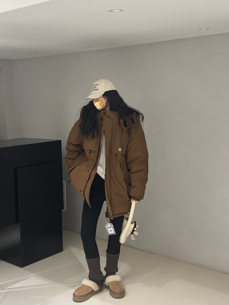 I'm delighted to see the new 2024 winter velvet dress for men and women dressed in exterior scooter suits