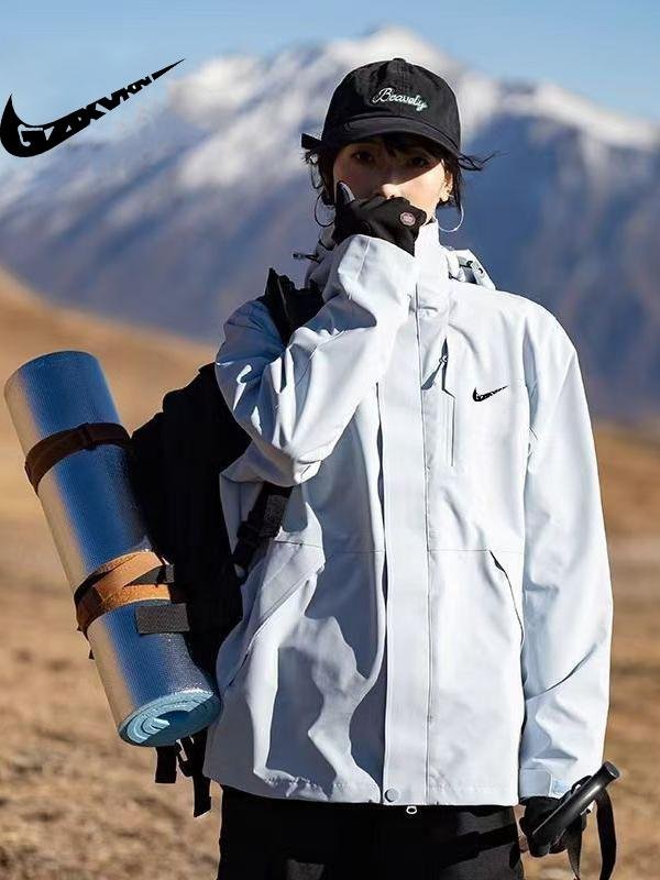 A new 2024 for a girl in a brand-new assault suit can remove the wind and water coat from the man's house and go into the mountain
