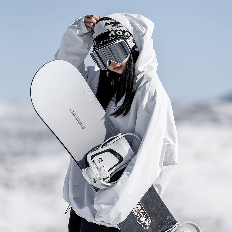 A NEW GT 2/24 NEW GT HOOD, A SINGLE-BOARD SKI SUIT FOR BOTH MEN AND WOMEN