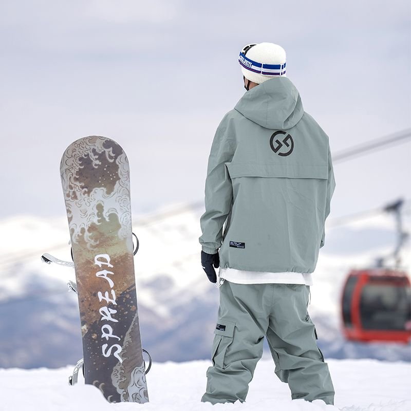 A NEW GT 2/24 NEW GT HOOD, A SINGLE-BOARD SKI SUIT FOR BOTH MEN AND WOMEN