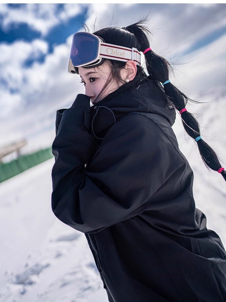 Italian ski couple dopamine outside the autumn and winter, wearing a ski jacket to get to the top of the mountain