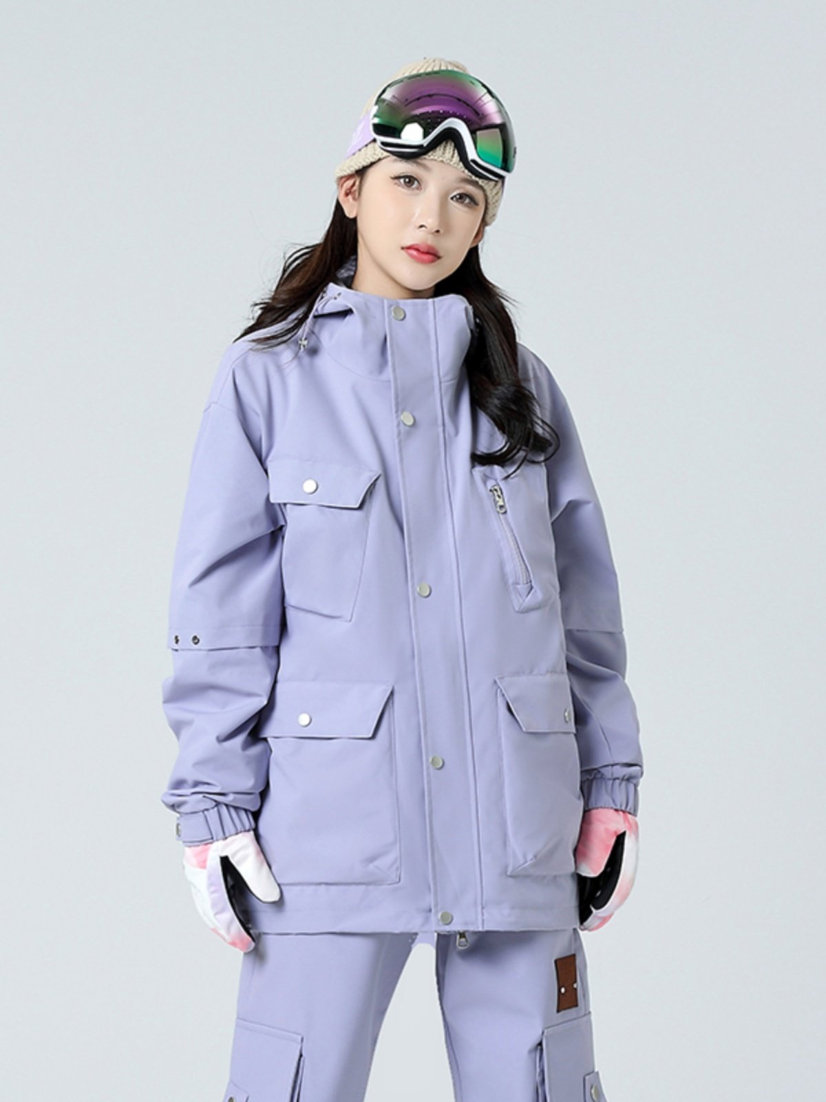 The Italian ski uniform is a double-skinned, windproof, and three-and-a-ski shirts