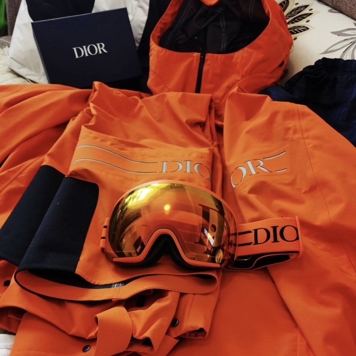 White Hill skis lease, high-end orange snow suits windproof water (no belts, small bands)