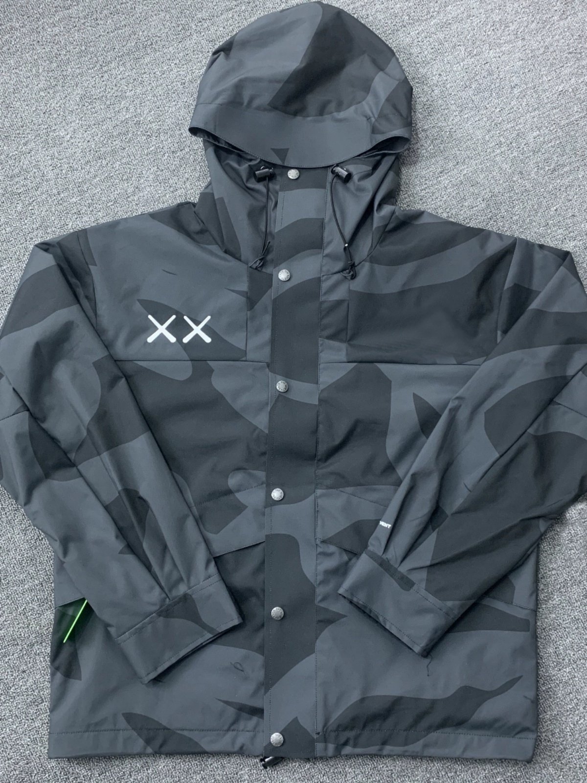 KAWS, joint name of the man and woman in the snow-skinner suit of 1986, mixed up with an outdoor waterproof couple's colored jacket, 7wLw