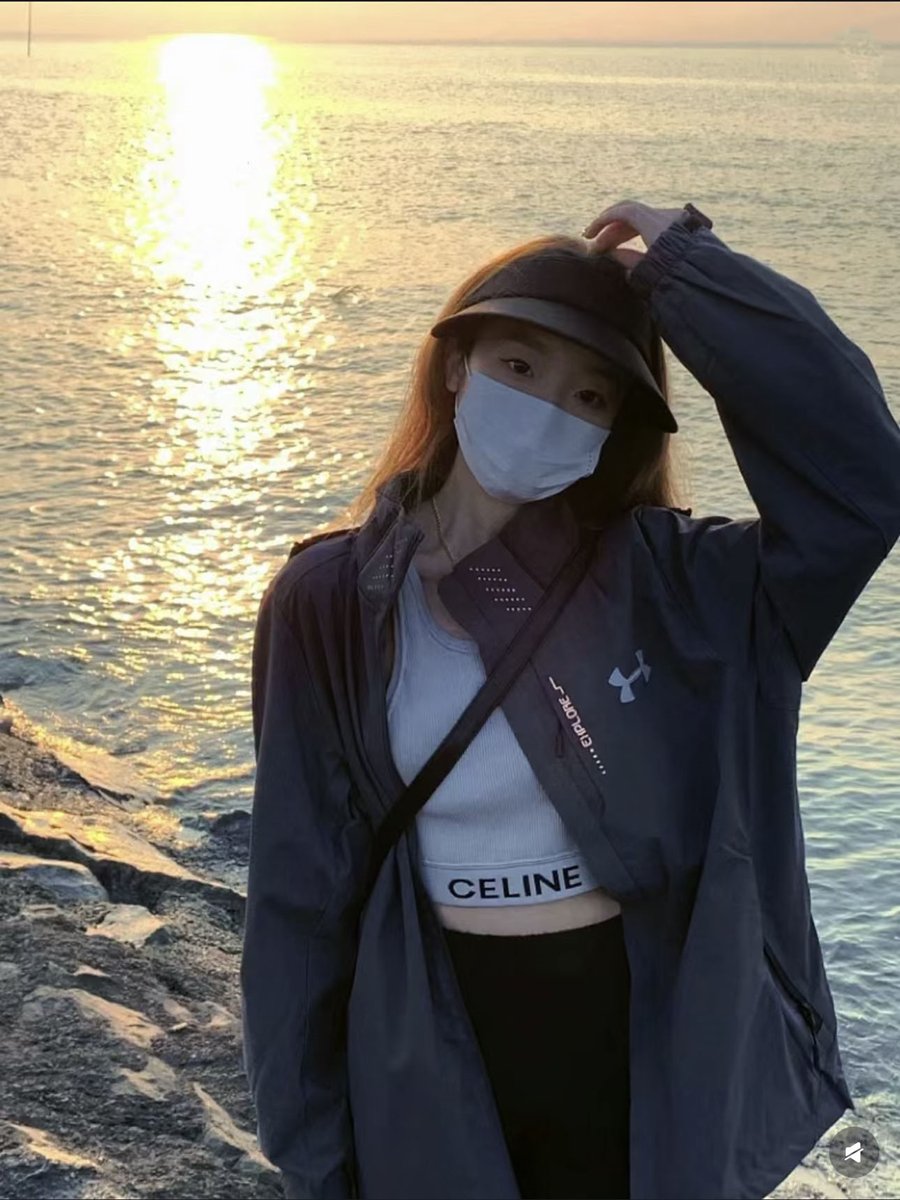 U.A. SINGLE-SNATCHING WOMAN TRAVELS IN THE MOUNTAINS AND HIDES IN THREE-AND-A-HALF COATS TO REMOVE THE WINDPROOF MAN'S JACKET