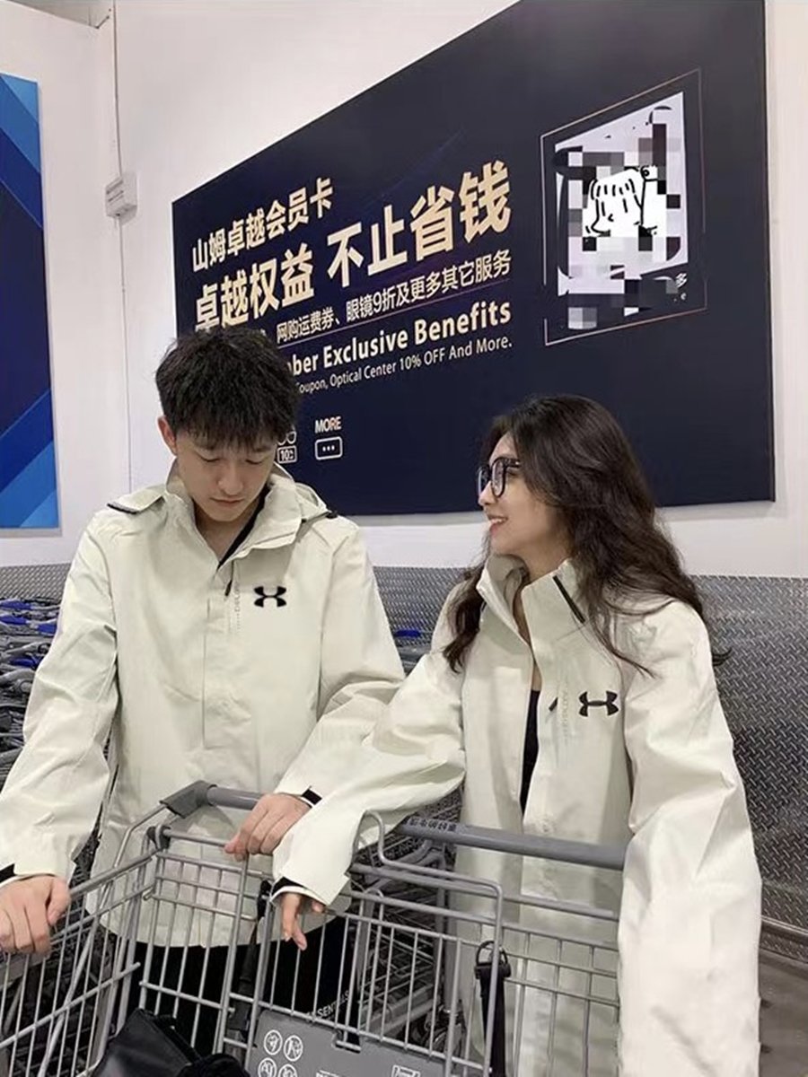 U.A. SINGLE-SNATCHING WOMAN TRAVELS IN THE MOUNTAINS AND HIDES IN THREE-AND-A-HALF COATS TO REMOVE THE WINDPROOF MAN'S JACKET