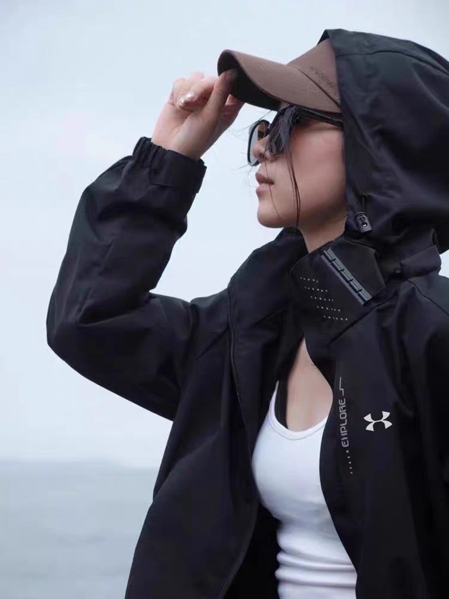 U.A. SINGLE-SNATCHING WOMAN TRAVELS IN THE MOUNTAINS AND HIDES IN THREE-AND-A-HALF COATS TO REMOVE THE WINDPROOF MAN'S JACKET