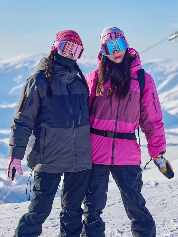 The bird couple skied out in the northeast with a thick velvet suit for her harbin