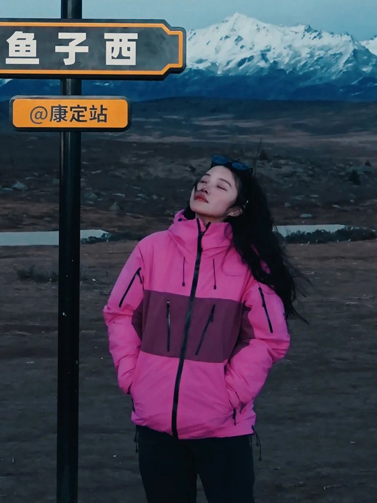 The bird couple skied out in the northeast with a thick velvet suit for her harbin