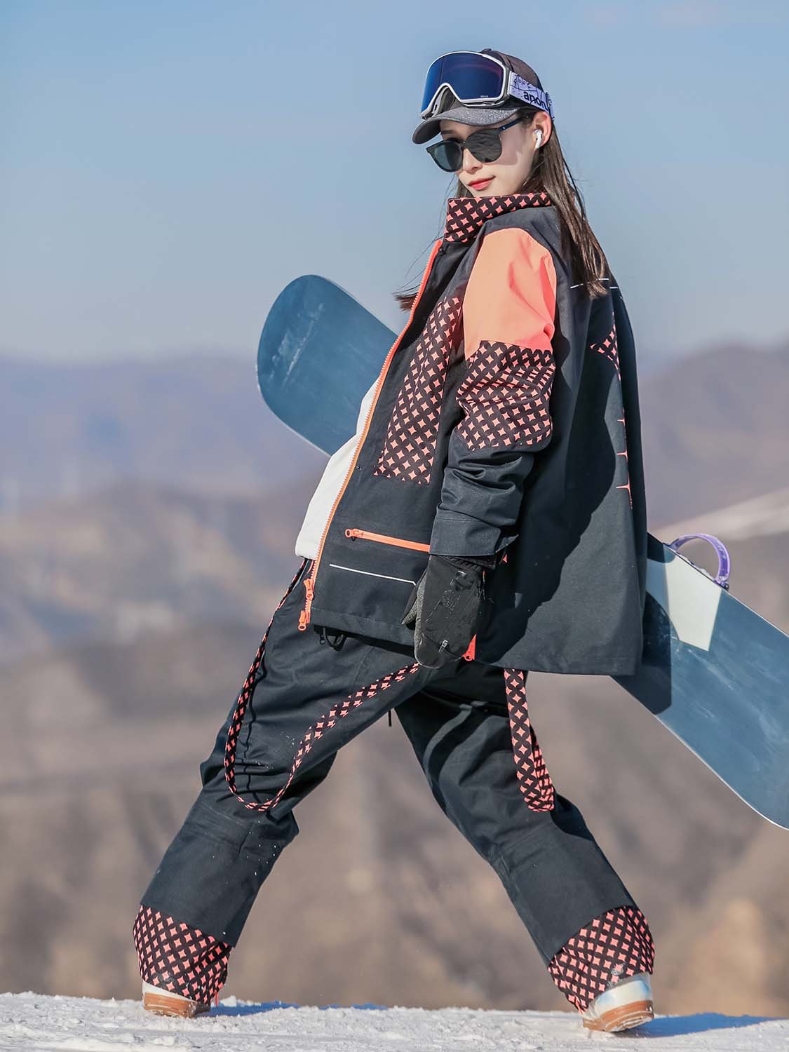 unique report special ski jackets with water-to-air and wind-to-heat doubles for men and women