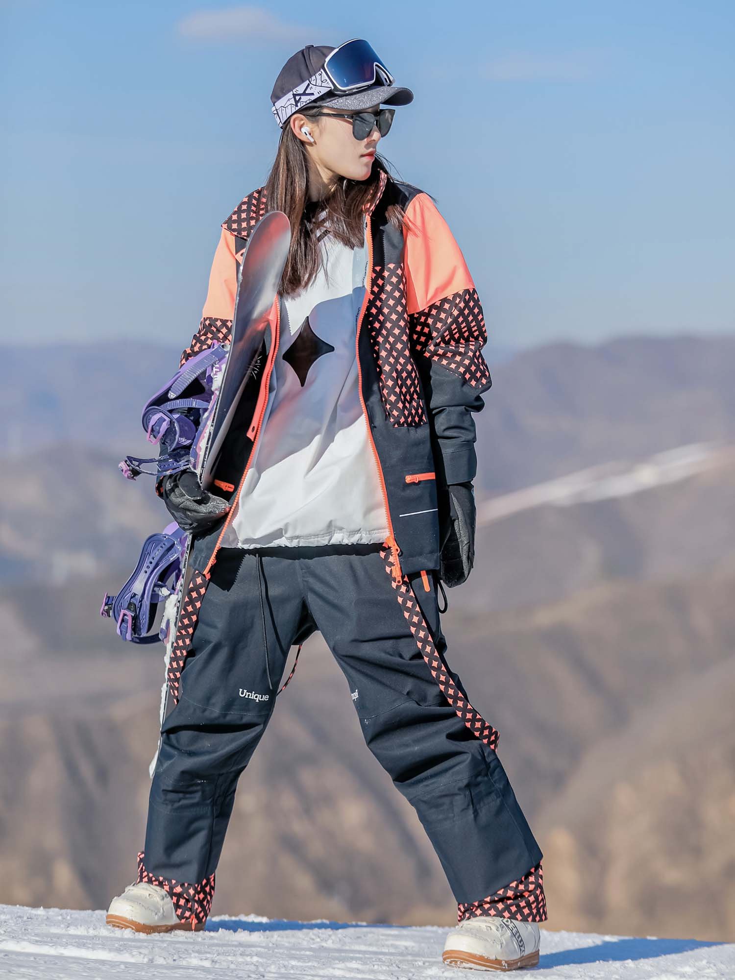 unique report special ski jackets with water-to-air and wind-to-heat doubles for men and women