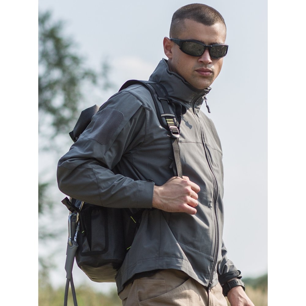 The camel's outdoor soft-shell-skinned jacket man, spring and autumn, with a waterproof sports and leisure warm and velvet