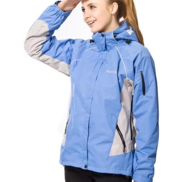 Two sets of clothes for a woman who climbs a mountain can be taken off with a thicker and velvet winter ski coat