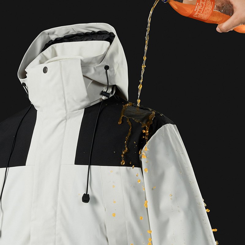 The man with the tweezer and the woman with the thick Autumn and Winter jacket is a wind-proof and mountain-riding dress