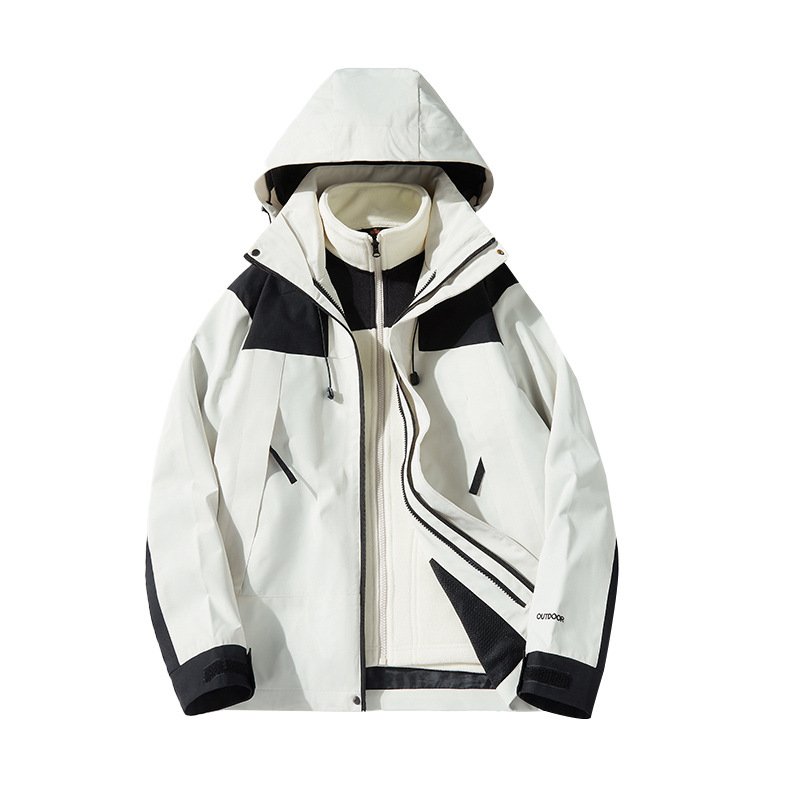 The man with the tweezer and the woman with the thick Autumn and Winter jacket is a wind-proof and mountain-riding dress