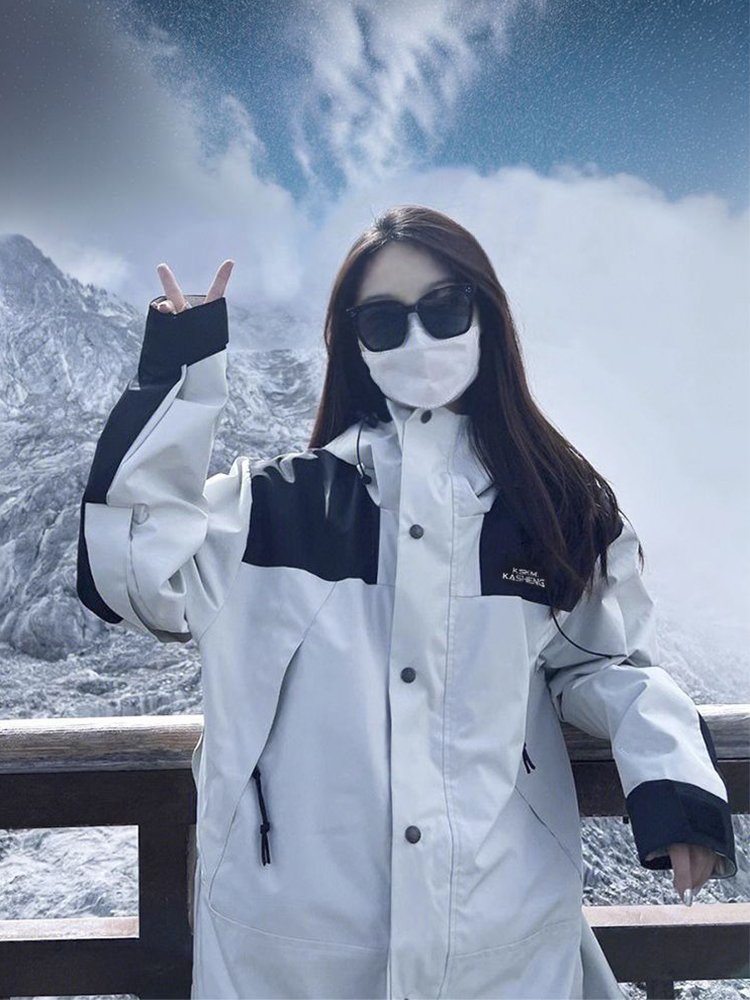 F is wearing a white, outdoor ski suit with a new, double-and-half coat for the autumn 2024