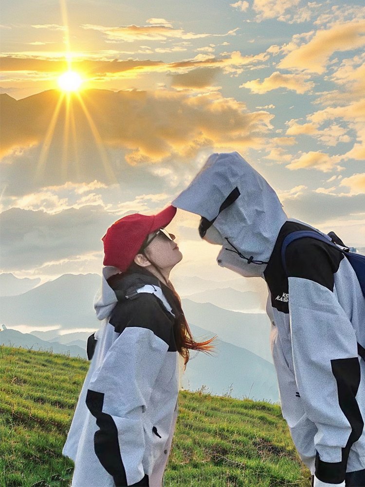 F is wearing a white, outdoor ski suit with a new, double-and-half coat for the autumn 2024