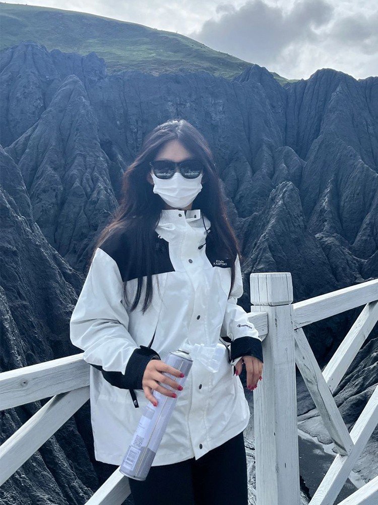 F is wearing a white, outdoor ski suit with a new, double-and-half coat for the autumn 2024