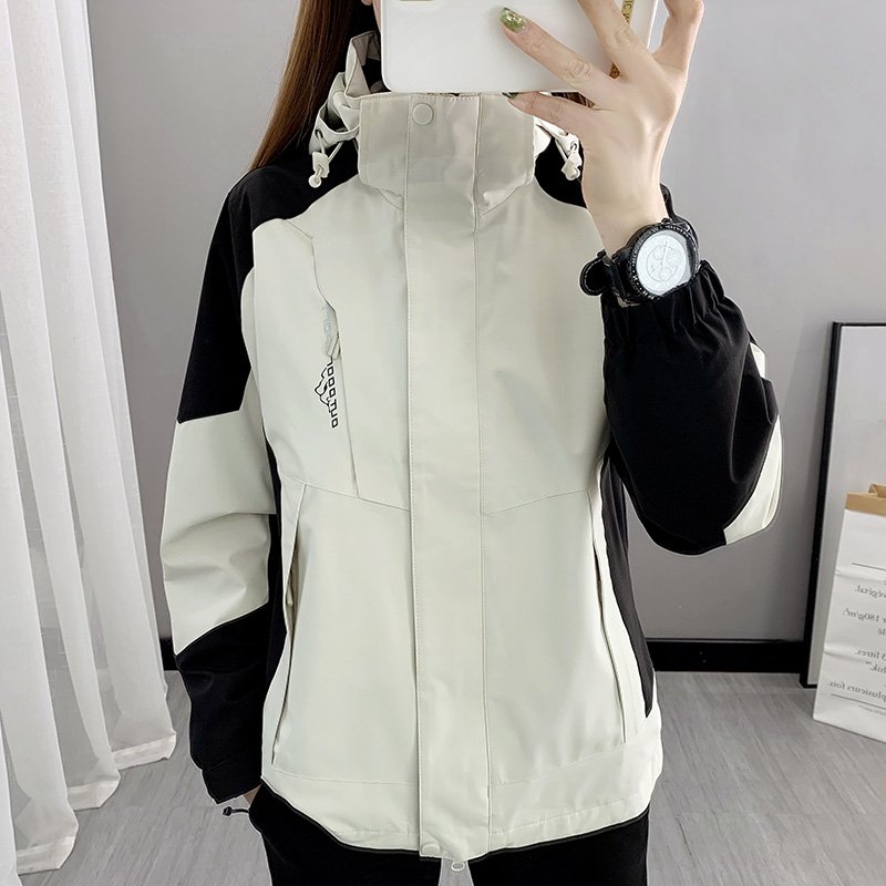 The promotion of a large-scale outdoor assault suit, with three coats for men and women, will remove a travel-proof ski suit