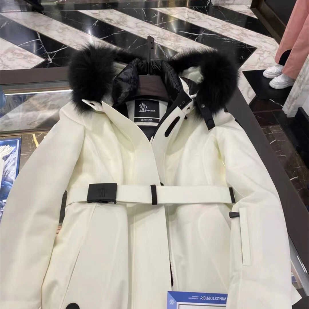 French for Moncler's coat in a long hat-and-haired velvet belt