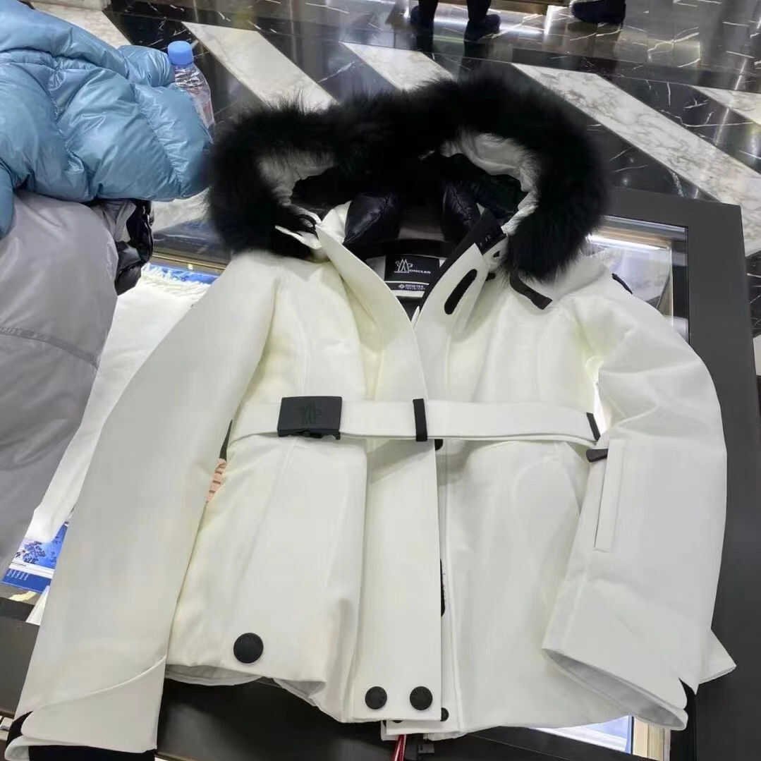 French for Moncler's coat in a long hat-and-haired velvet belt