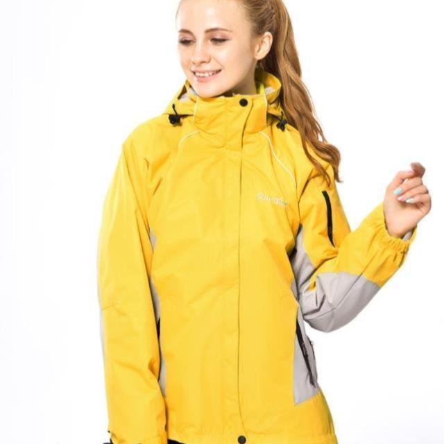 Two sets of clothes for a woman who climbs a mountain can be taken off with a thicker and velvet winter ski coat