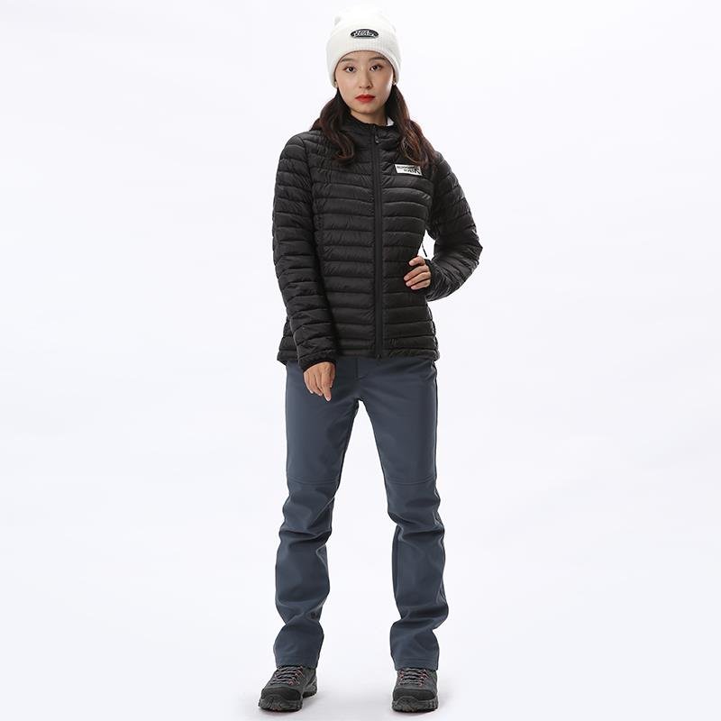 RUNNING RUNING RIVER, AN OUTDOOR GIRL'S LIGHT SKI SUIT WITH A COTTON SUIT 2391