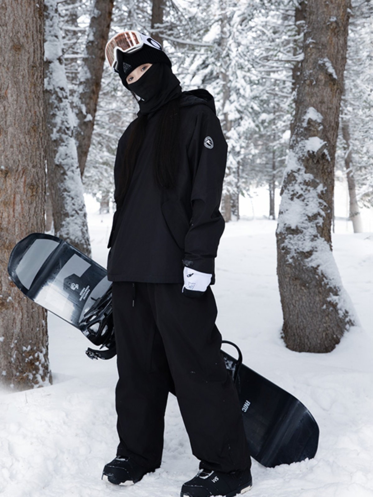 LTZB BLACK SKI SUIT WITH A SWEET-SKINNED, OUTDOOR SKI BOARD WITH A COTTON SNOW SUIT