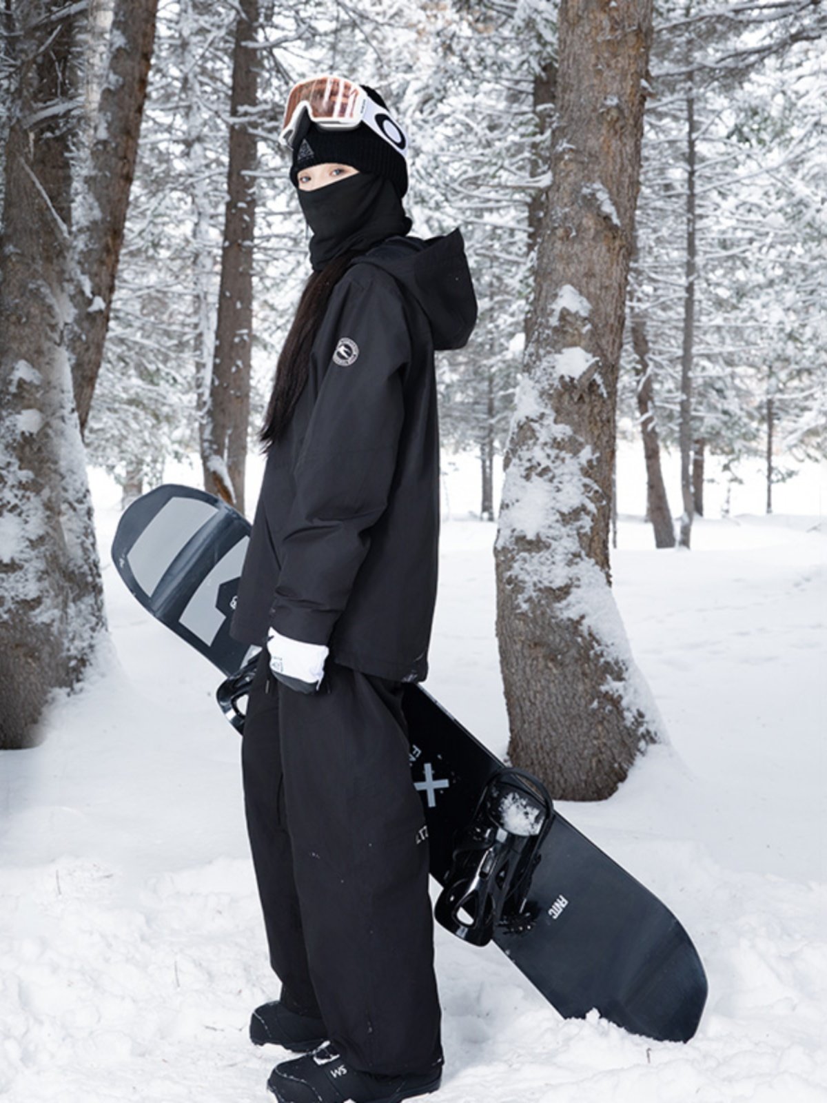 LTZB BLACK SKI SUIT WITH A SWEET-SKINNED, OUTDOOR SKI BOARD WITH A COTTON SNOW SUIT