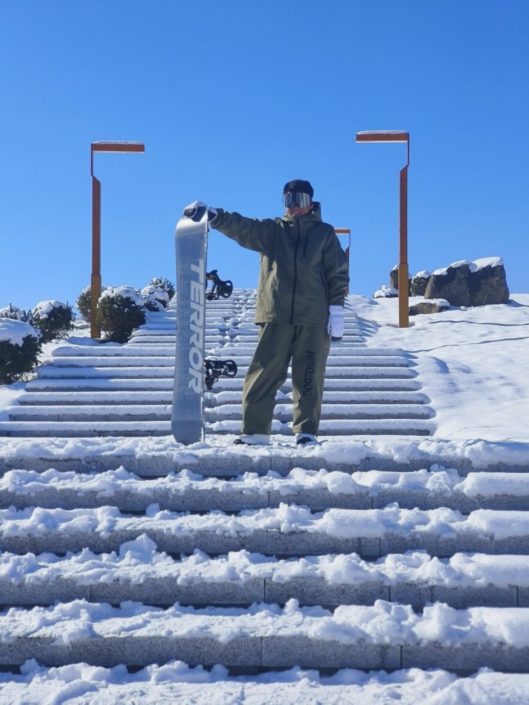 a new 2024 ski suit, a single-board double-board winter twilight