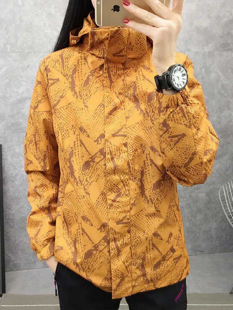 You can detach two sets of three-and-a-a- coats from the Koreans