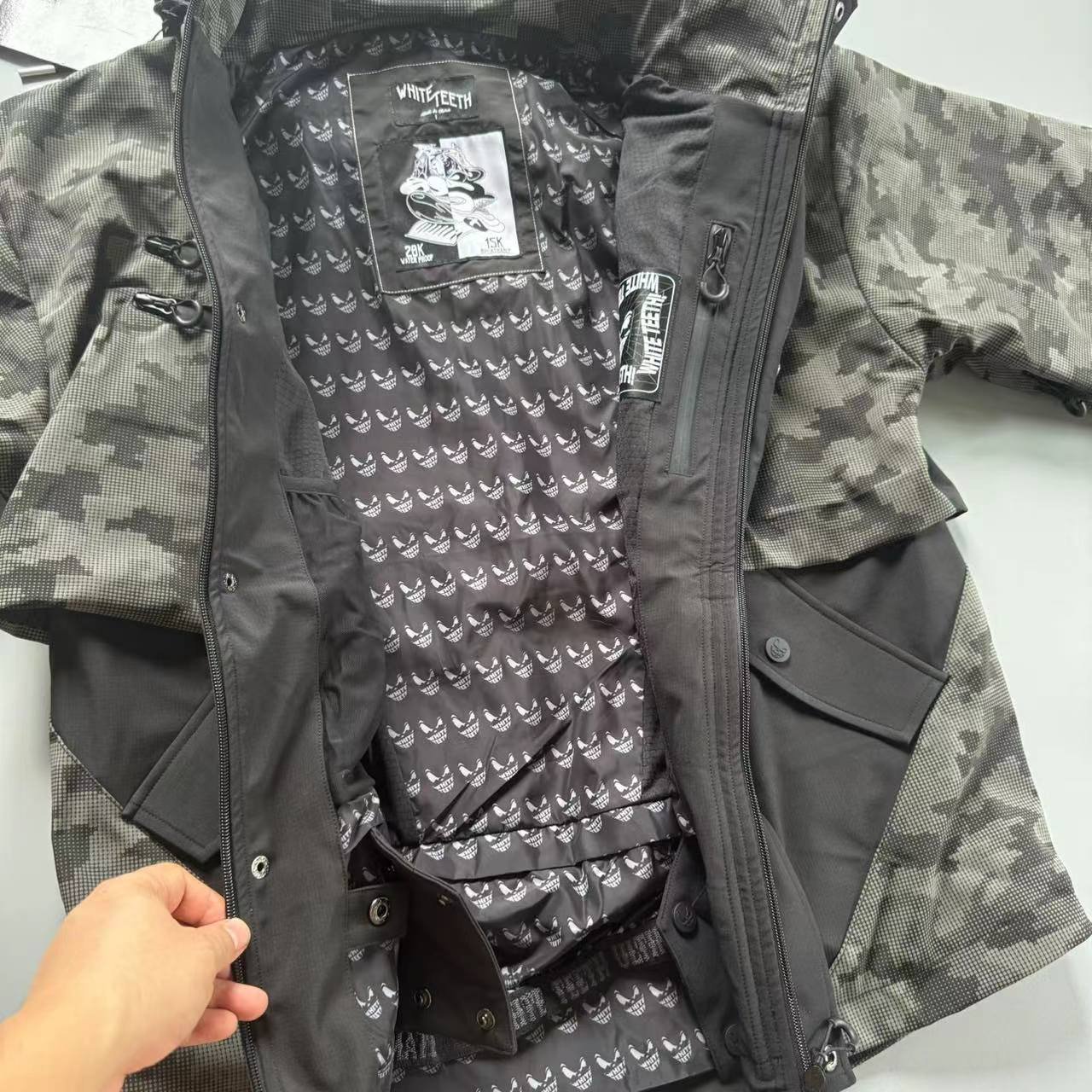 It's thick and warm, one-board ski suit, windproof, waterproof, outdoor assault suit, two coloured ski pants