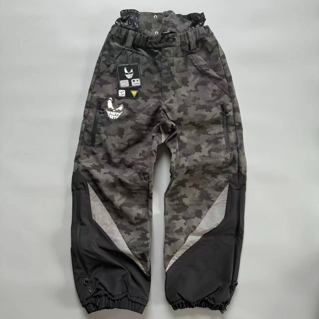 It's thick and warm, one-board ski suit, windproof, waterproof, outdoor assault suit, two coloured ski pants