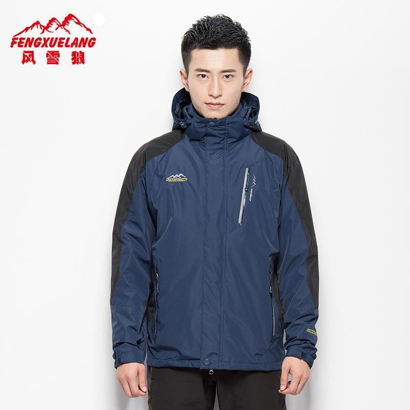 The senior-aged outdoor assault suit is three in one or two pairs of female-size moms wearing ski clothes to climb the mountain
