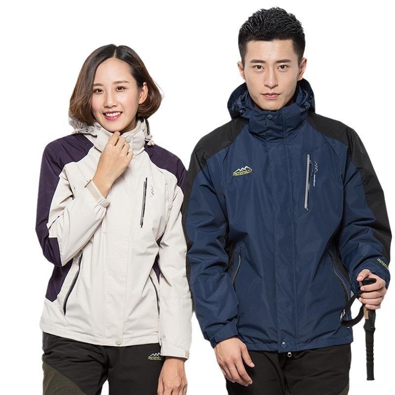 The senior-aged outdoor assault suit is three in one or two pairs of female-size moms wearing ski clothes to climb the mountain