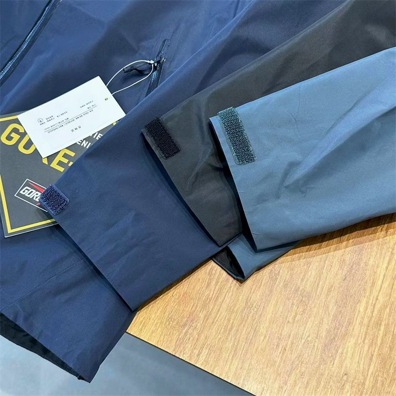 Heavy pounds! An outdoor waterproof rubber jacket for a man with a lower larynx