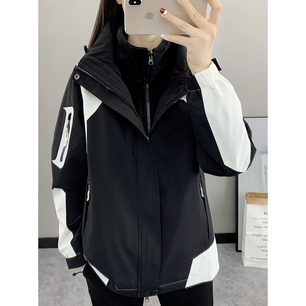 The new girl in Nike's T-shirt, three-and-a-half in the autumn and winter