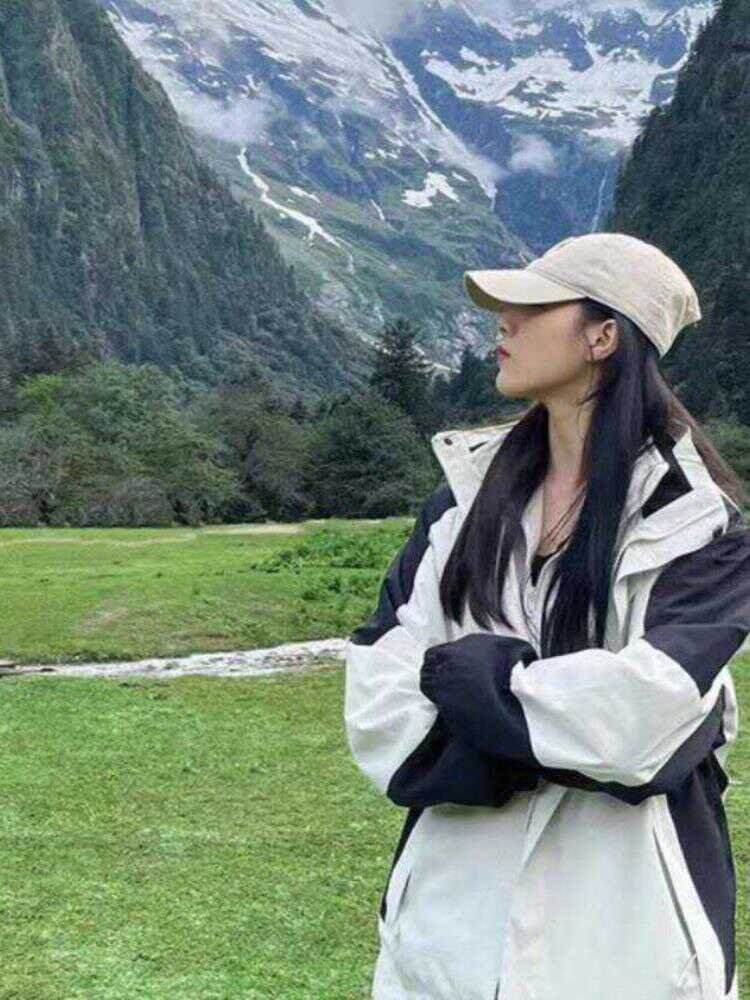 The man and woman in the T-shirt and the woman in the spring, fall and winter are three times one windproof, waterproof coat with a new 2024 velvet