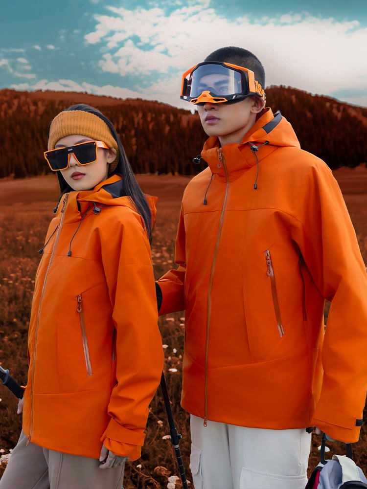 A three-in-one exterior assault suit will remove a velvet from the mountain, a man's and a woman's jacket for the autumn and winter