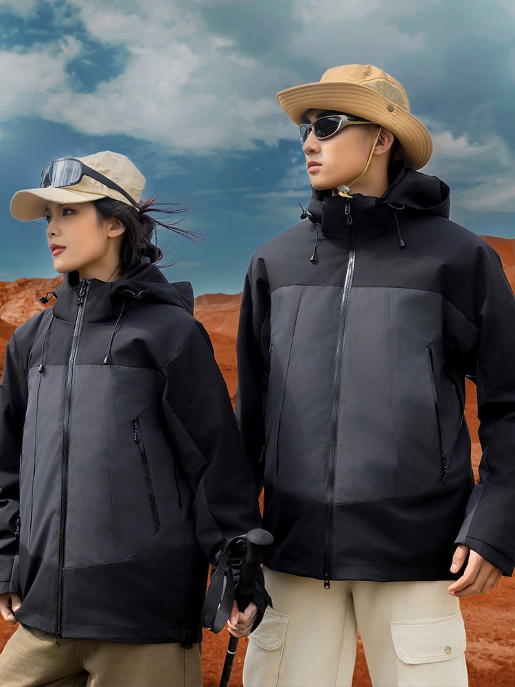 A three-in-one exterior assault suit will remove a velvet from the mountain, a man's and a woman's jacket for the autumn and winter