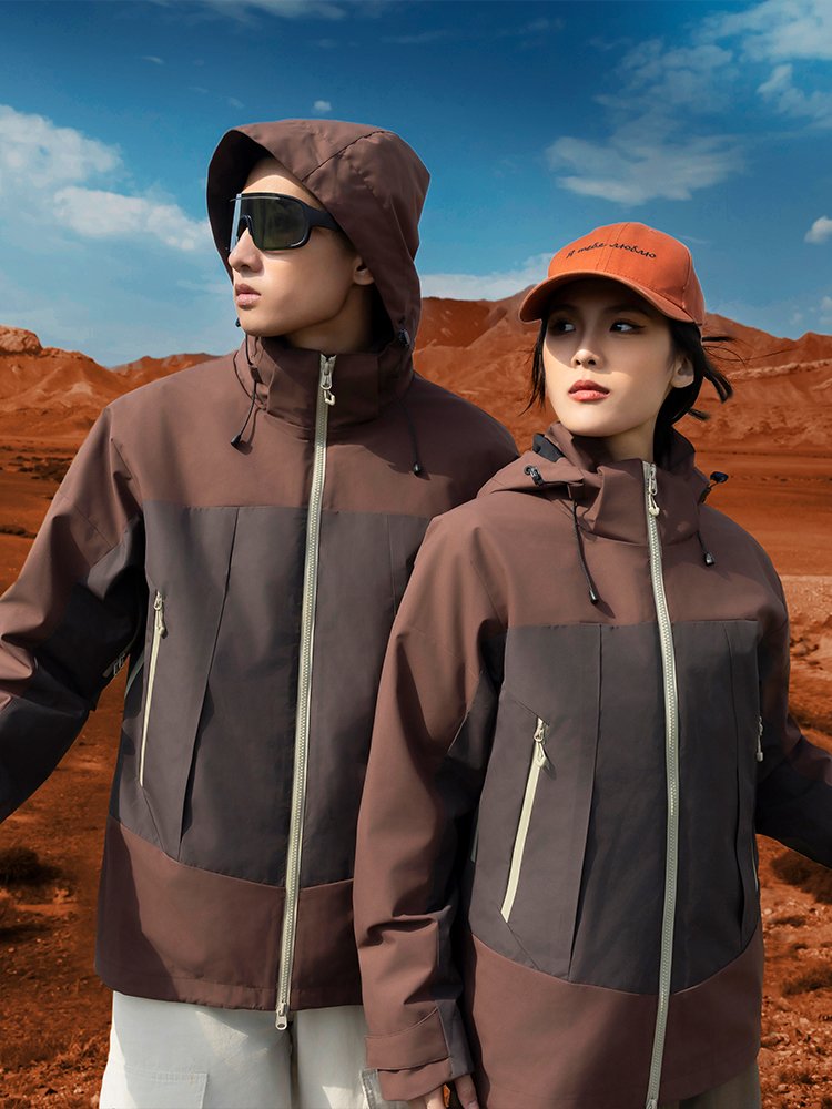 A three-in-one exterior assault suit will remove a velvet from the mountain, a man's and a woman's jacket for the autumn and winter