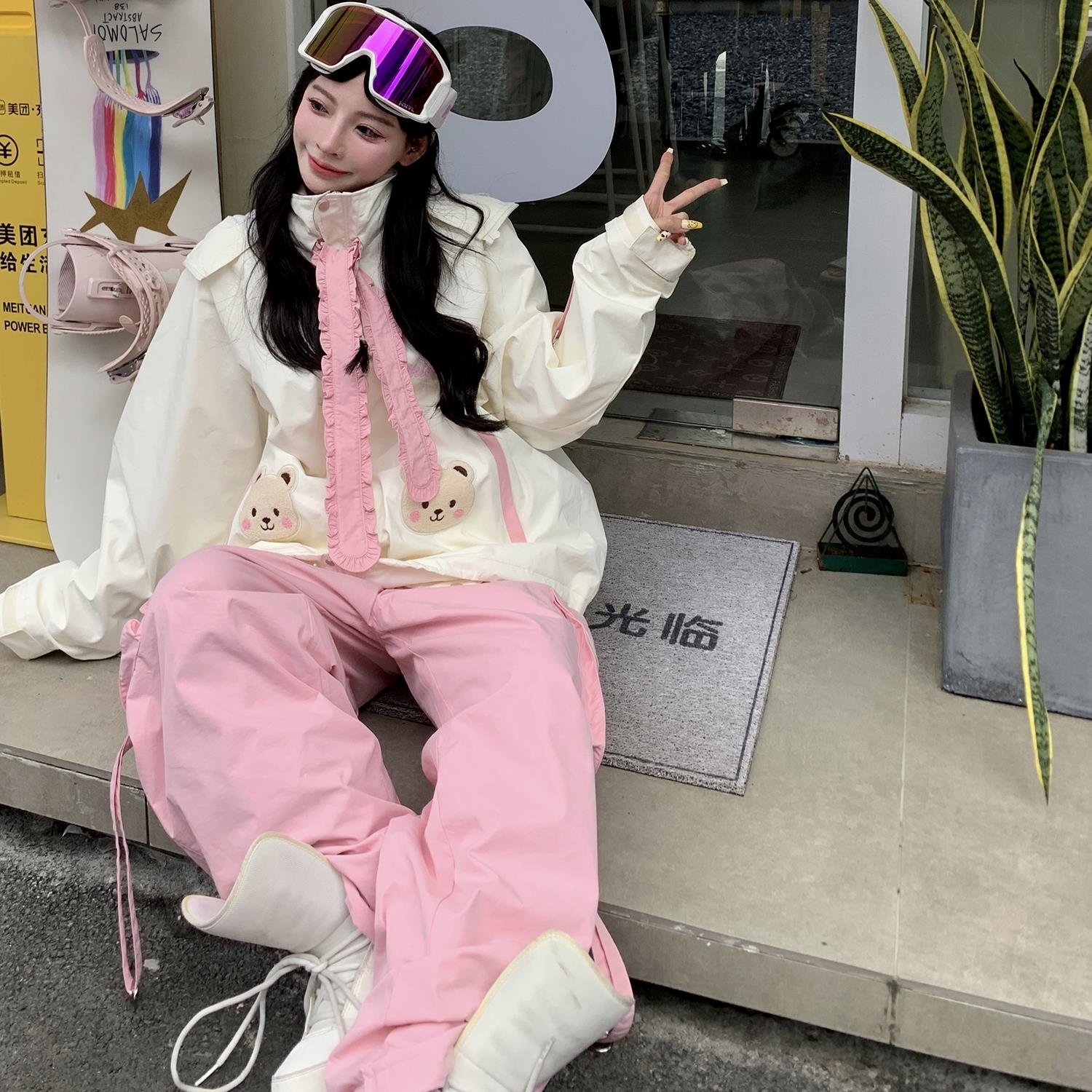 Skibear's original ski suit was a pink 3L-pressure, water-heating, wind-proof, two-board, water-resistant ski pants