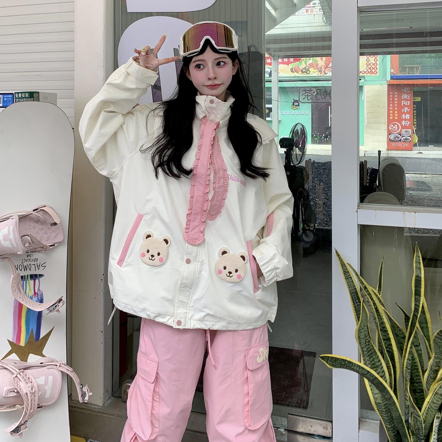 Skibear's original ski suit was a pink 3L-pressure, water-heating, wind-proof, two-board, water-resistant ski pants