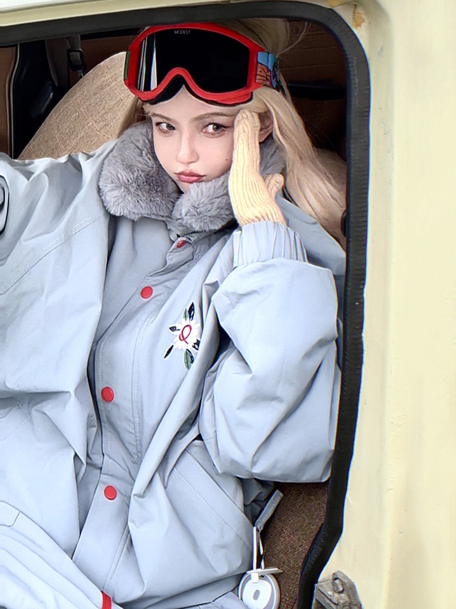 QLeo's one-board ski suit for a girl with 3L pressure waterproof and windproof and thick ski pants playing with a snow warm coat outside