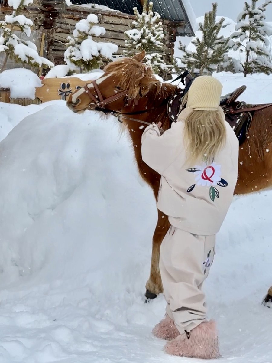 QLeo's one-board ski suit for a girl with 3L pressure waterproof and windproof and thick ski pants playing with a snow warm coat outside
