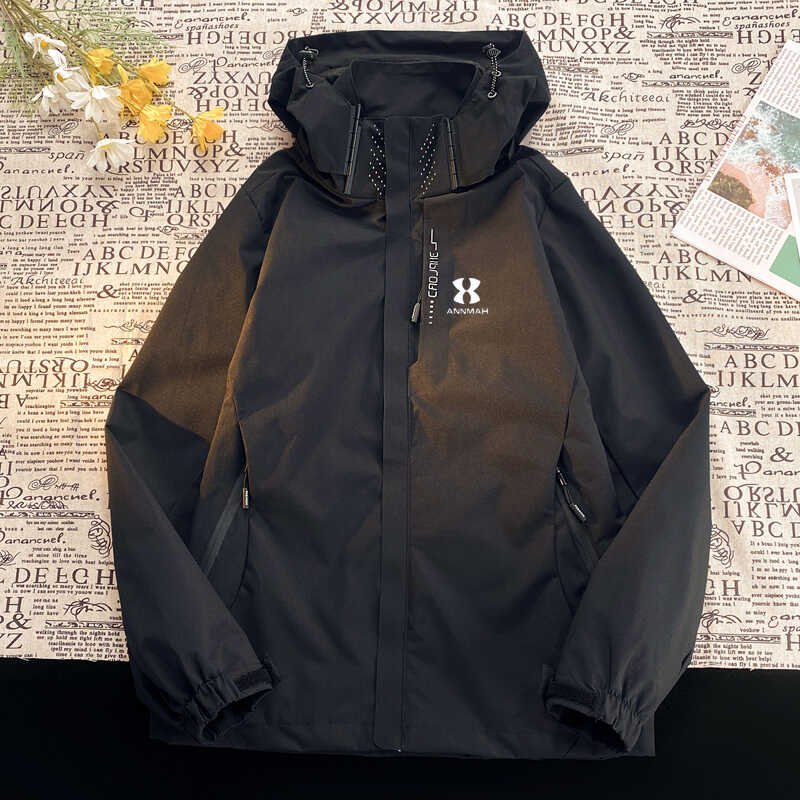 A new 2024 in the spring and autumn winter for an exterior wind and waterproof man with a mountain coat