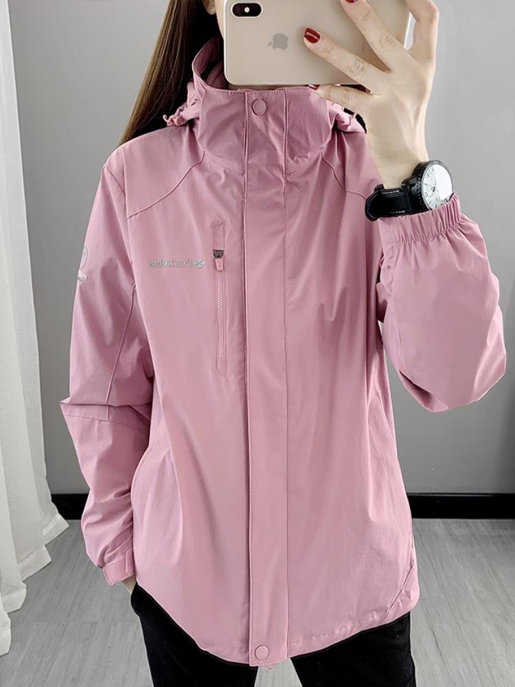 Jordan's T-shirt is a set of three or two sets of winter and winter weather and warm coats on foot outside